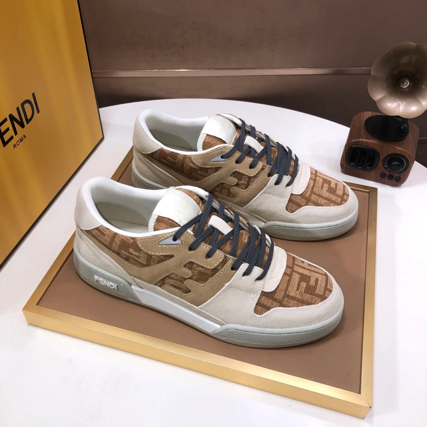 Men's men's shoes 💰600💰 Fendi 2023 latest couple model 🔥 Many 💑 stars have the same style FD match Original one-to-one replica Designer Kim Jones's first sneaker fendi match and Donkey brand Trainer basketball sneakers Material: Original silk leather Lining: Breathable mesh Packaging: Original 1:1 matching high-end packaging Size: Female 35-40 Male 38-44 (45 46. Custom-made (no return or exchange)
